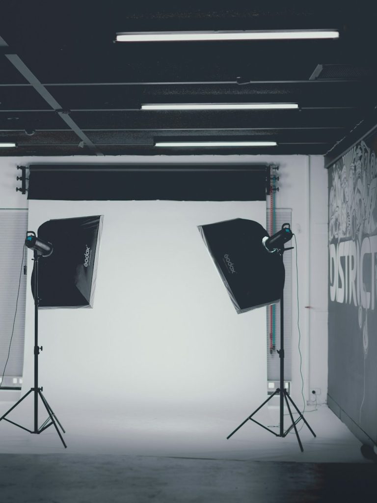 Leerer Fotostudio-Hintergrund mit zwei Beleuchtungsspots.