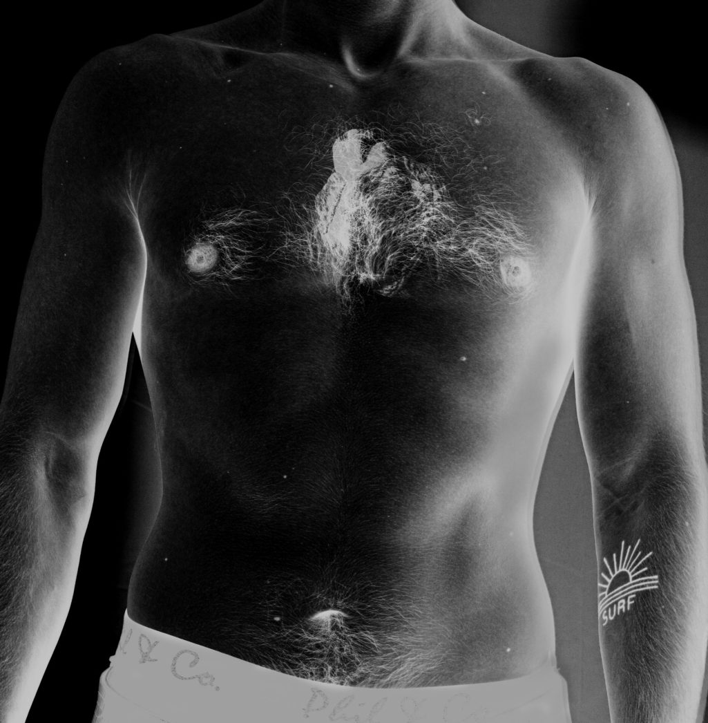 Eine Person mit einem glitzernden Herz, das aus ihrer Kleidung herausragt.