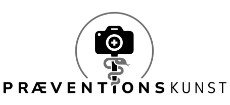 Logo mit Kamera und Schlange, der Text „PRÆVENTIONSKUNST“ darunter.